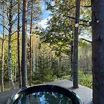 Сasa de vacaciones Luxury Forest With Hot Tub *